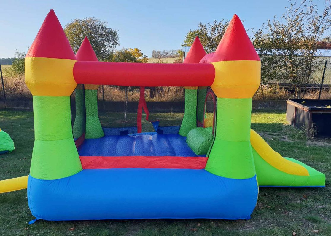 malý skákací hrad pro děti se skluzavkou